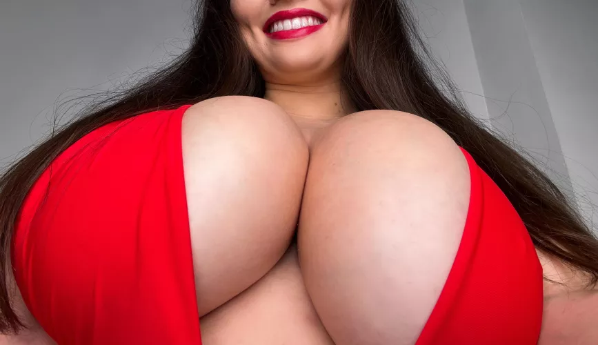Big tits with the teeth to match