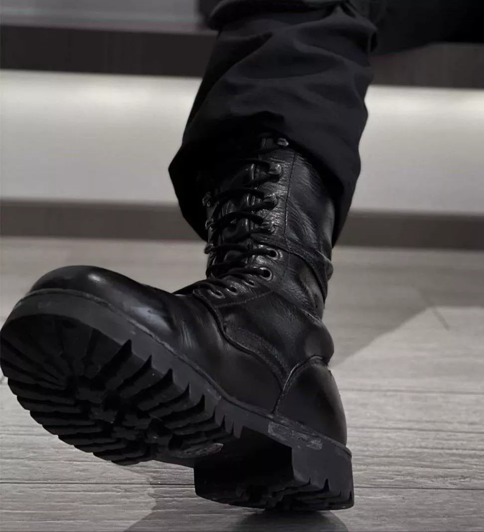Can anyone tell me the brand or type of boots these are I know a brand with similar ones but they don’t have lace hooks