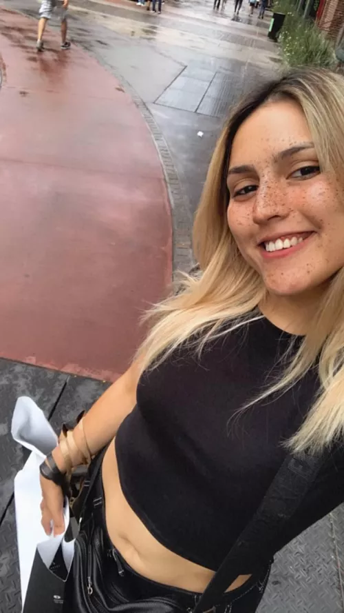 Does this crop make my waist look too thin?