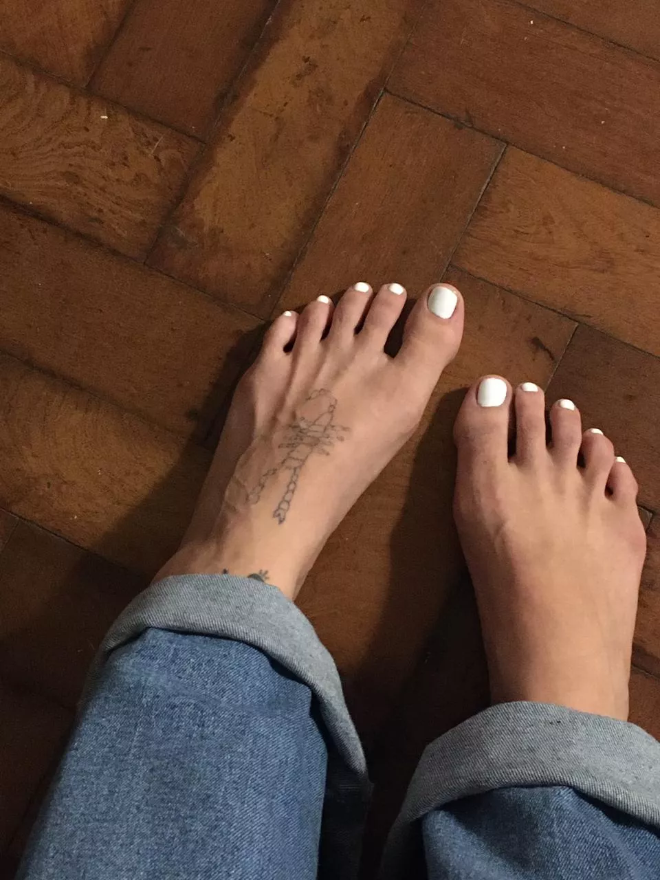 dream with my sparkling white gorgeous toenails