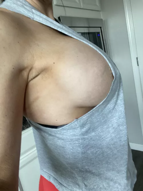 Everyone loves side boob