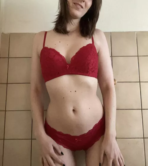 Haven’t posted in a long time🙈 love how red looks on me [f]