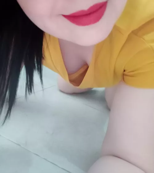 Hey babe - Dropped something or just wanted to see me on my knees