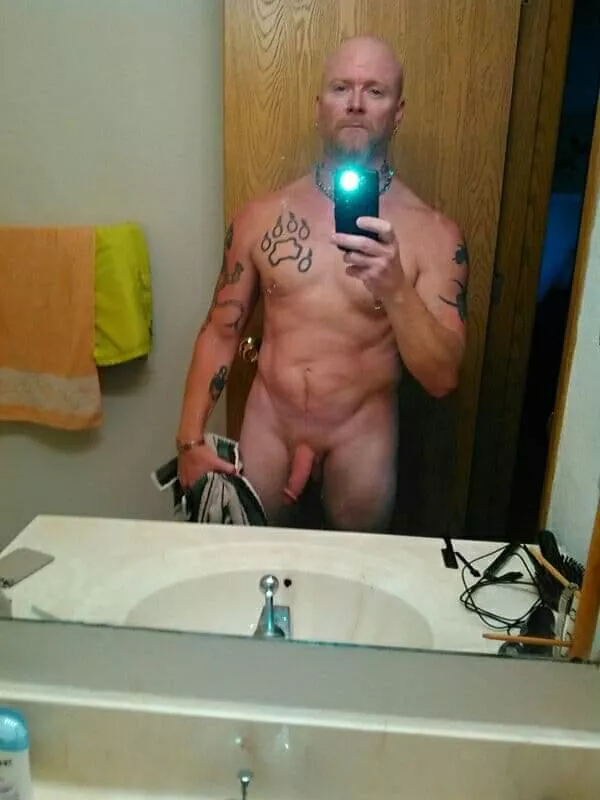 I need Bros who like to stroke and suck while watching NFL, NHL, Soccer, IMSA... You get me?(53)