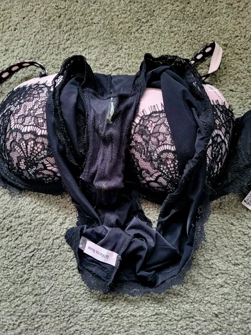 If only her male coworkers knew she wore such sexy underwear to work 😈 