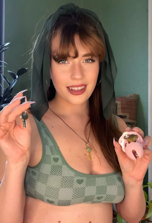 My new key necklace arrived & it's the perfect symbol for my love of chastity keyholding.