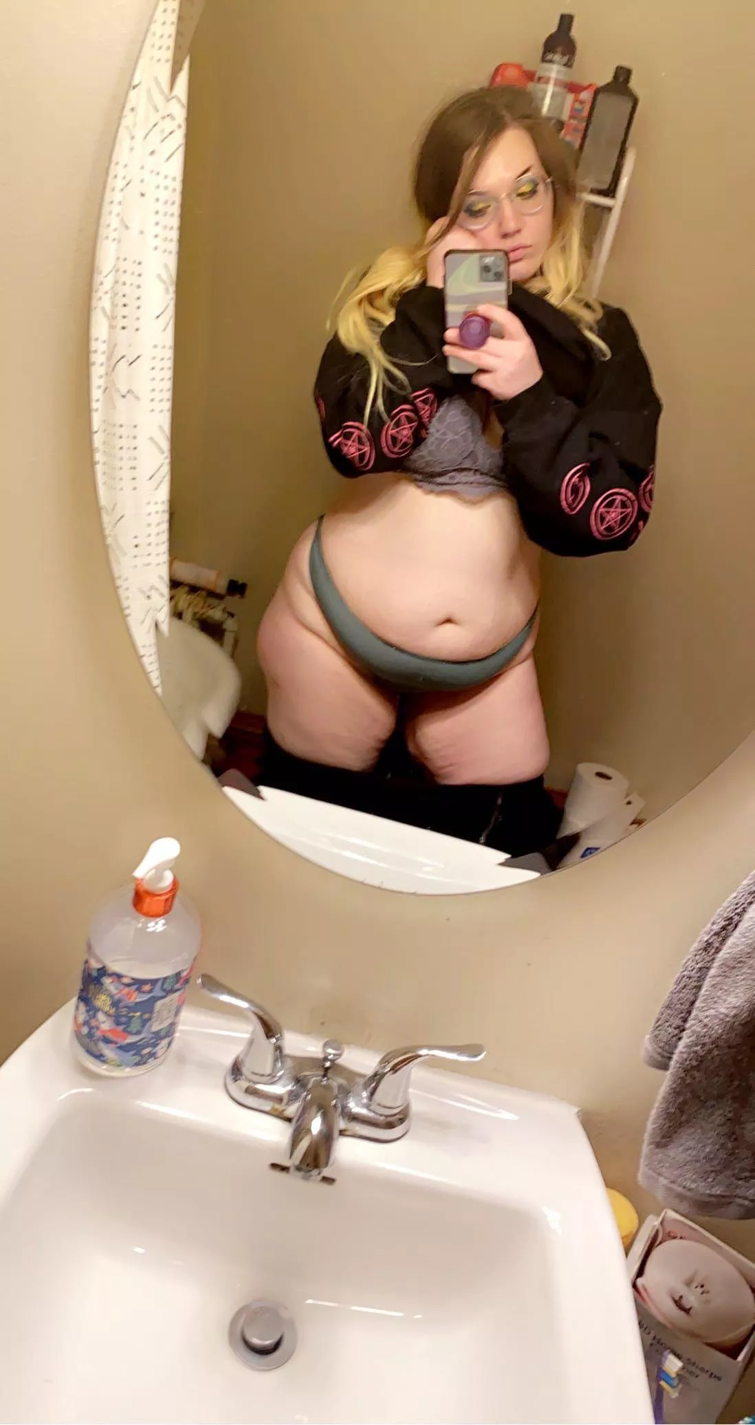 Naughty selfie in a friends bathroom 