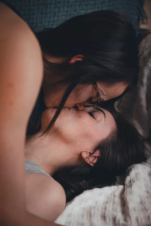 She’s just to pretty not to kiss all the time 