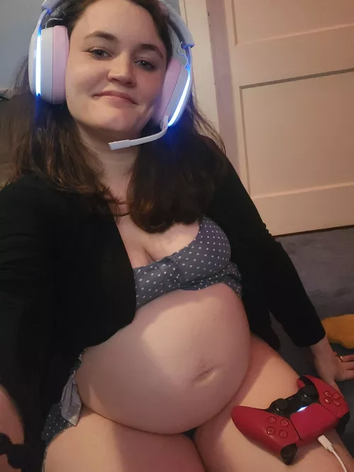 Wanna play a game with this preggo girl? 🎮 💕 🎮  