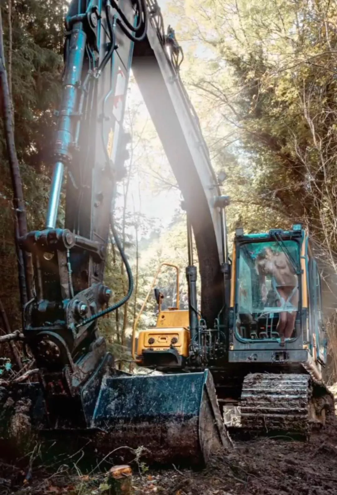 We came across this digger in the woods and decided to do a photo shoot with it 💖