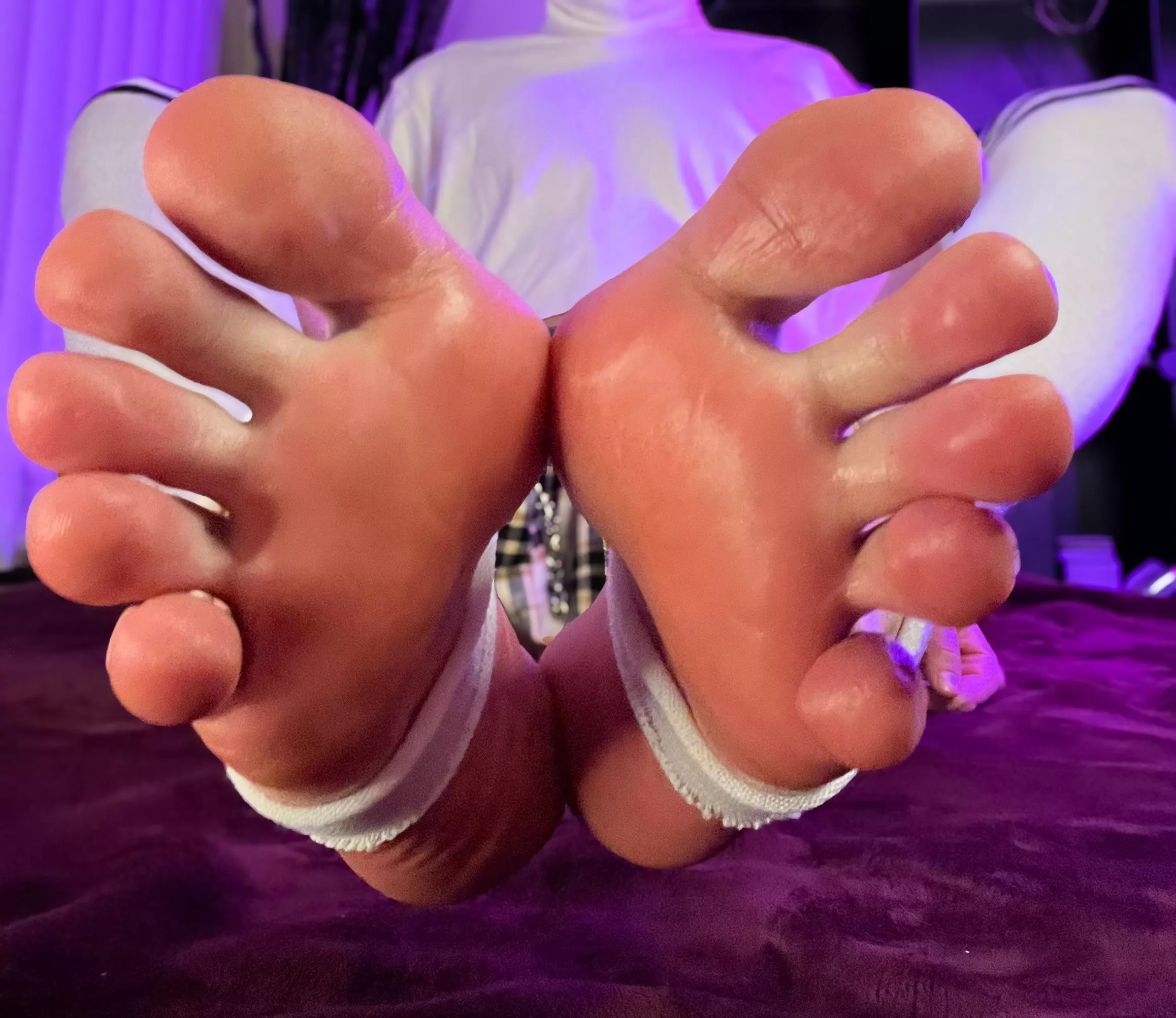 who’s gonna use this foot pussy? 💦💗