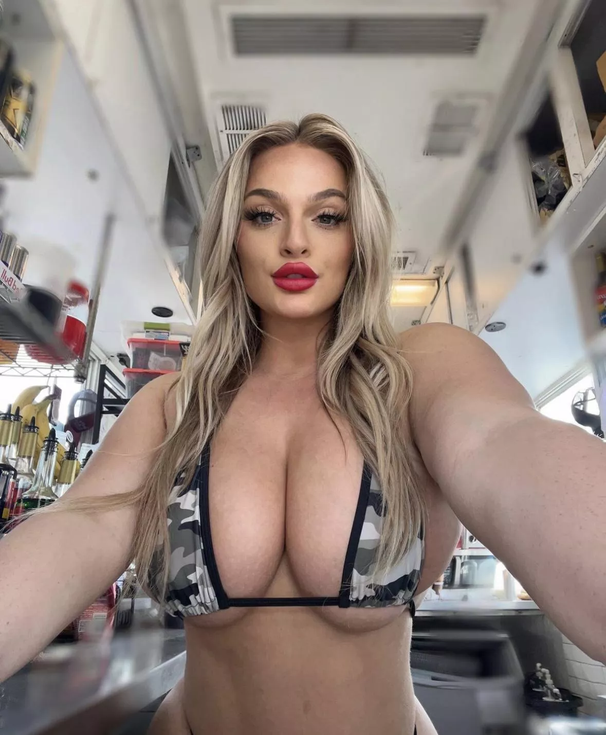 Who's not into a big titties blondie