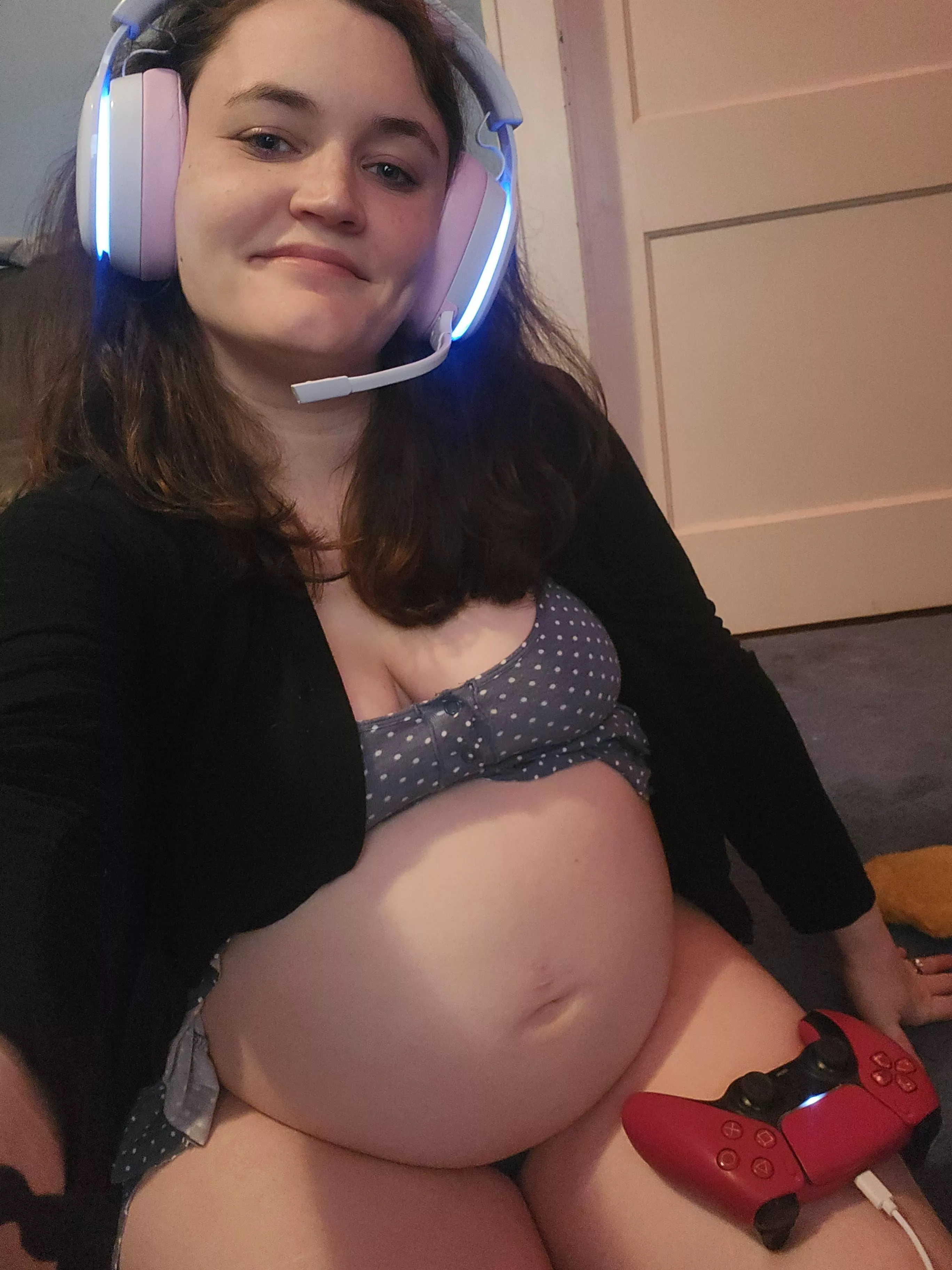 Would you late night game with a preggo girl? 🎮 💕 🎮 