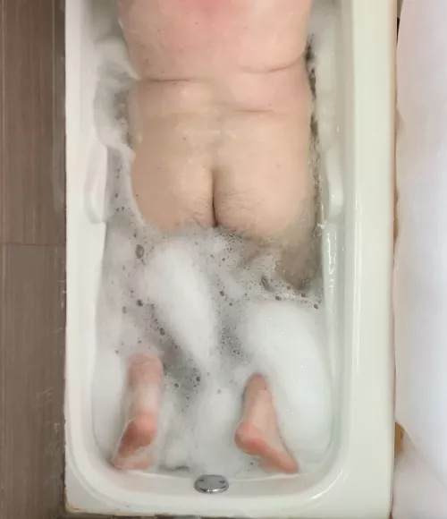 Would you pound me in the bathtub? 🛁 Full video in bio! 🍑