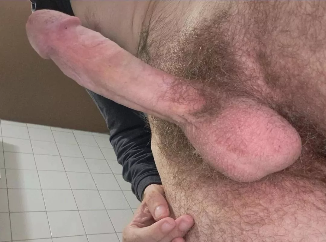 Any bottom sluts that want to be breeded by me? 😈