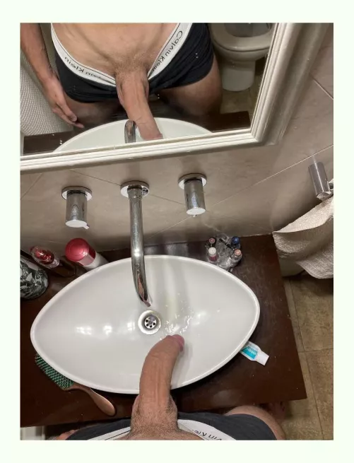 Any volunteer to be fhe next sink?😈