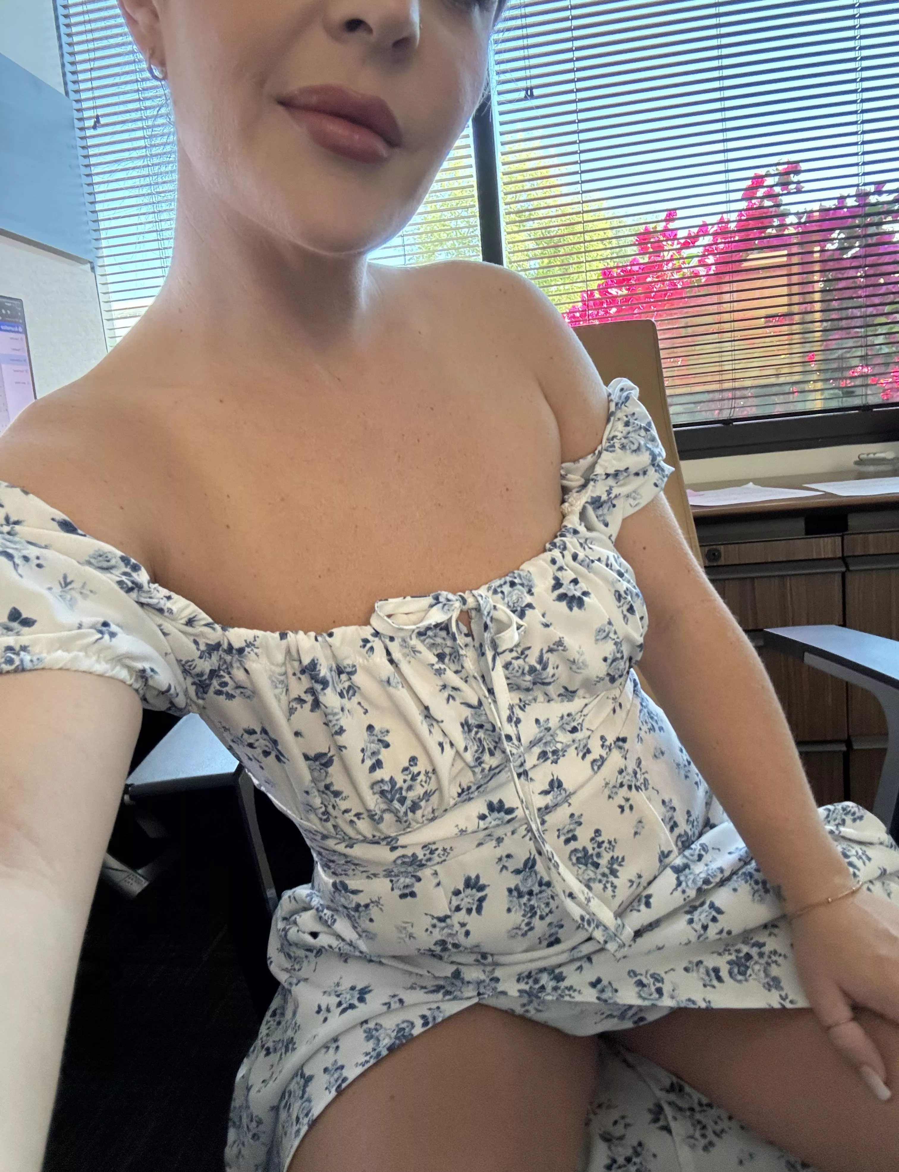 Cum play with me in the office (; get your promo while you still can 