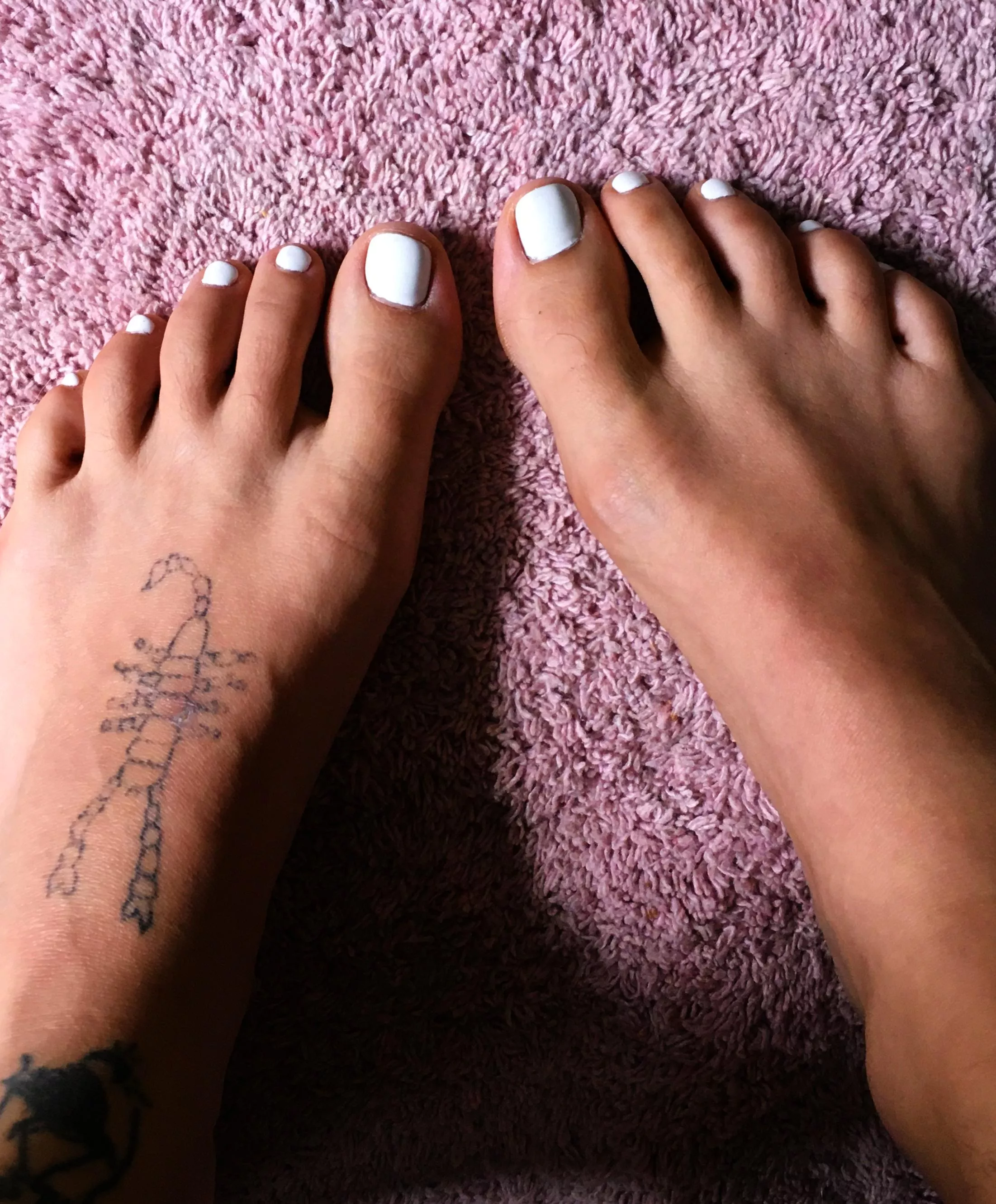 exquisite feet sparkling-white toenails on pink carpet