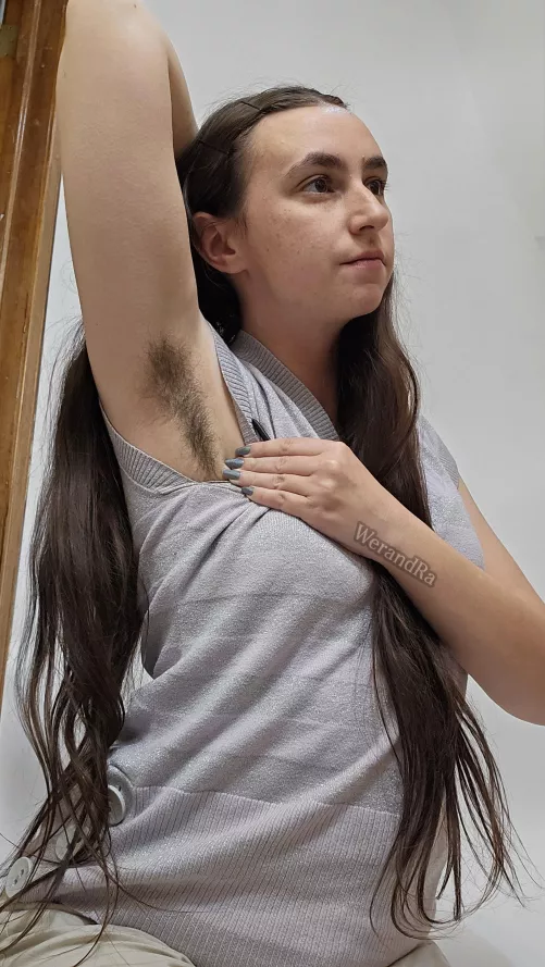 Hairy armpits, silver nails, long hair 