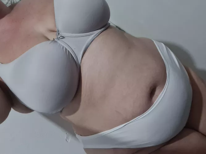 Looking at my belly makes me horny 😁