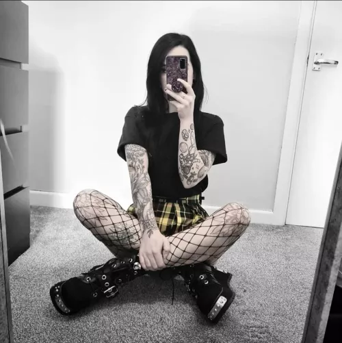 miniskirts 🤝 fishnets