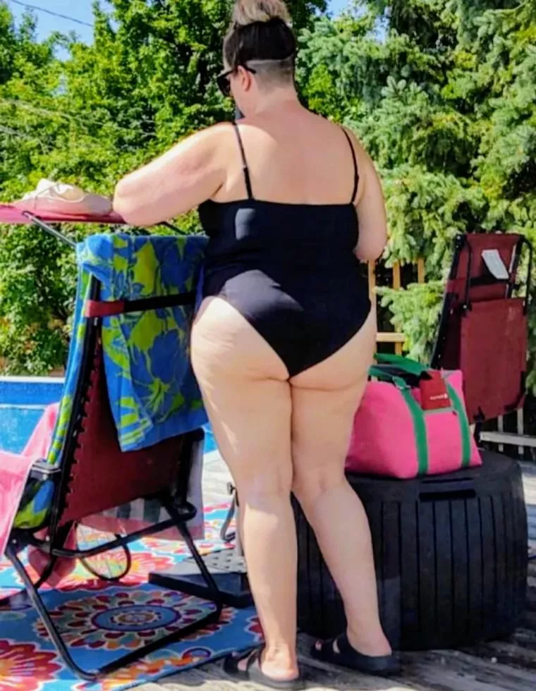 Sunning The Thick Cheeks 🍑