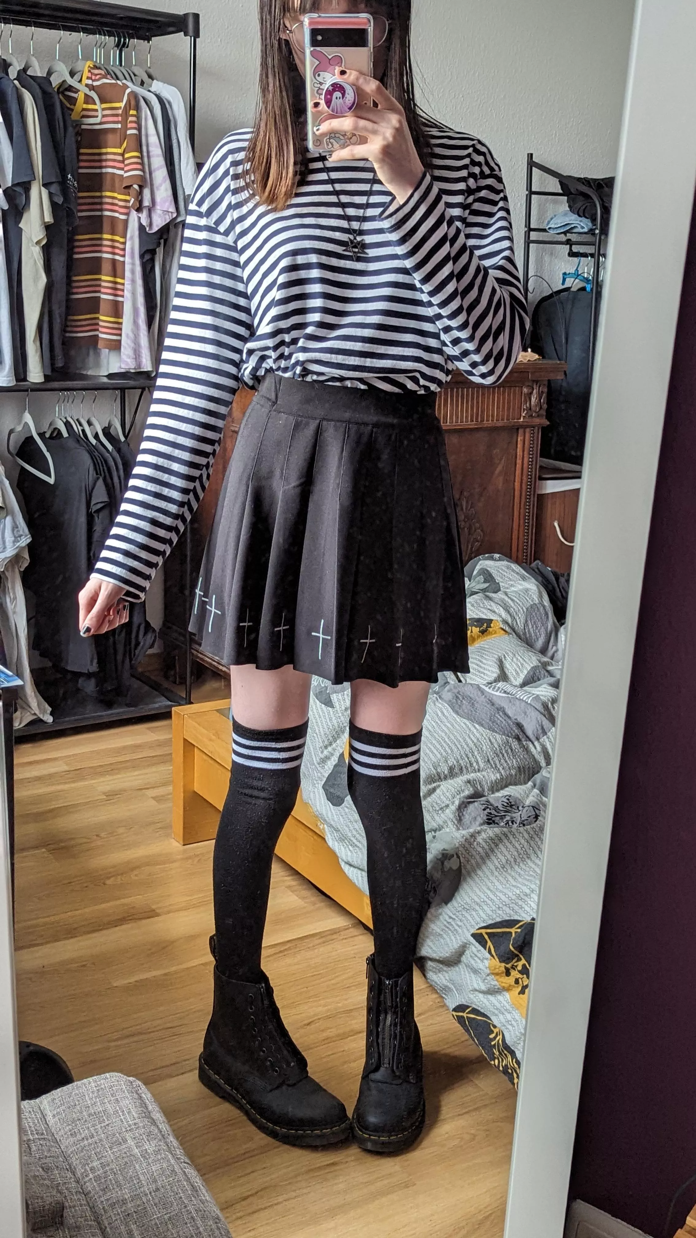 What vibe does this outfit give you? 🖤