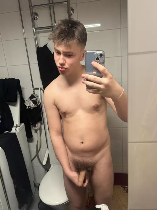 [18] Guys and girls, are you up for a threesome?😳