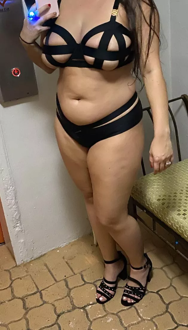 31F OC Would this catch your eye at the swingers resort??