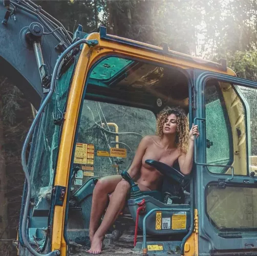 Another shot from the Digger we found in the woods and turned it into a photoshoot 💖🍃