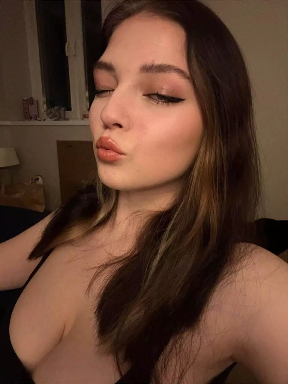 Classy girl loves kiss