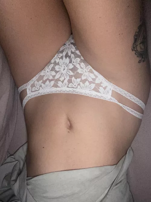 Comfy in bed 😌 would you peel them off? 