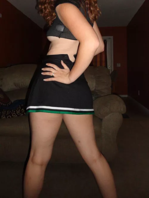 Cum see me in my old cheerleader outfit 
