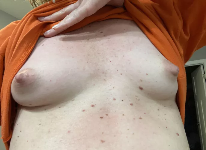 Fresh out of bed tiny MILF tits. 