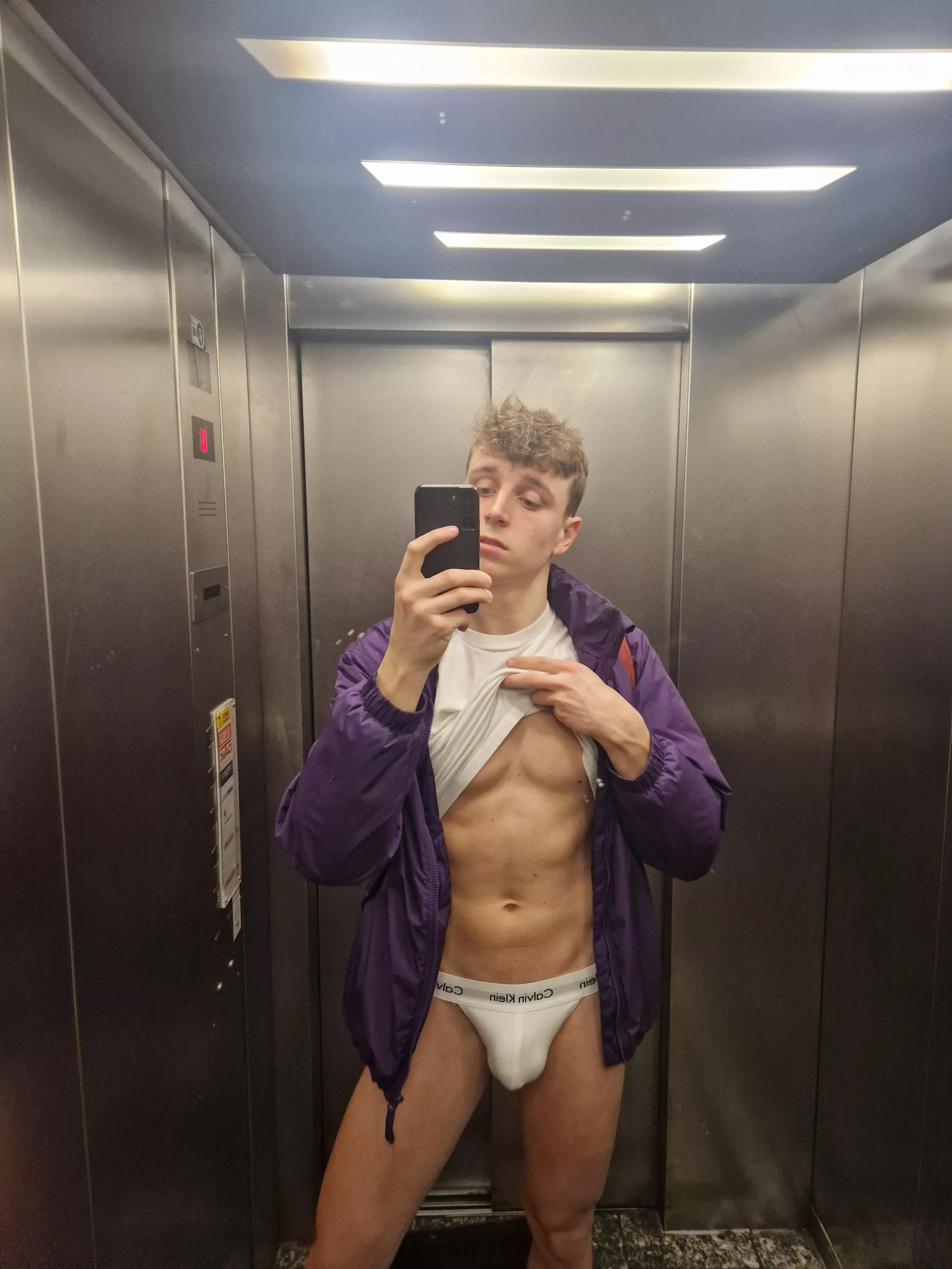 How would you react if you caught me like that?☺️