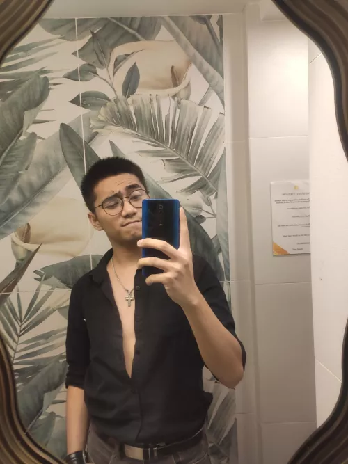 I'm gonna cook dinner instead today. So here's mirror selfie from ~2 week ago instead. 🫣