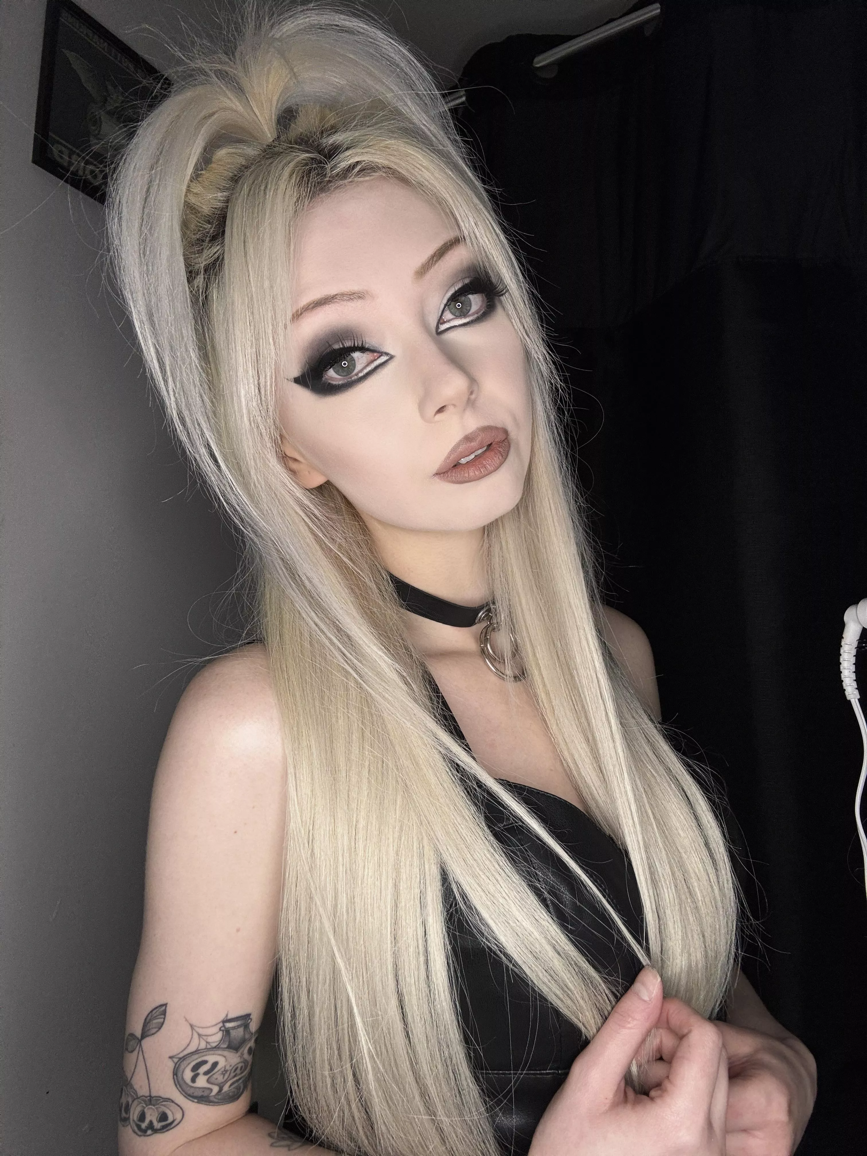 leather top and choker 