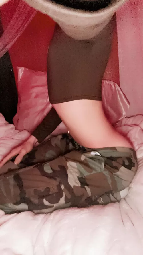 Need someone to grab on my waist from behind 😜