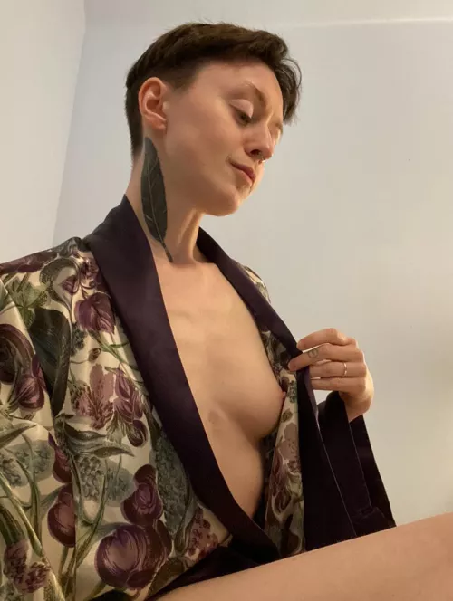 silky robe sideboob 👘