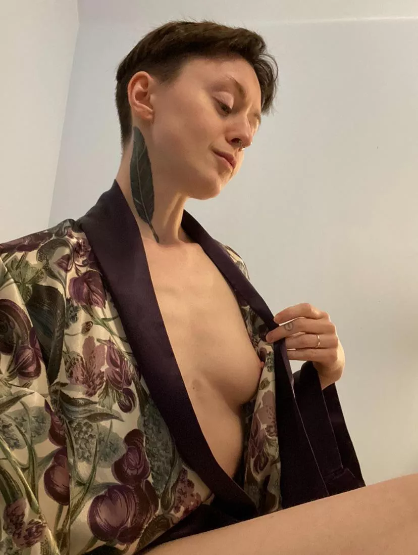 silky robe sideboob 👘