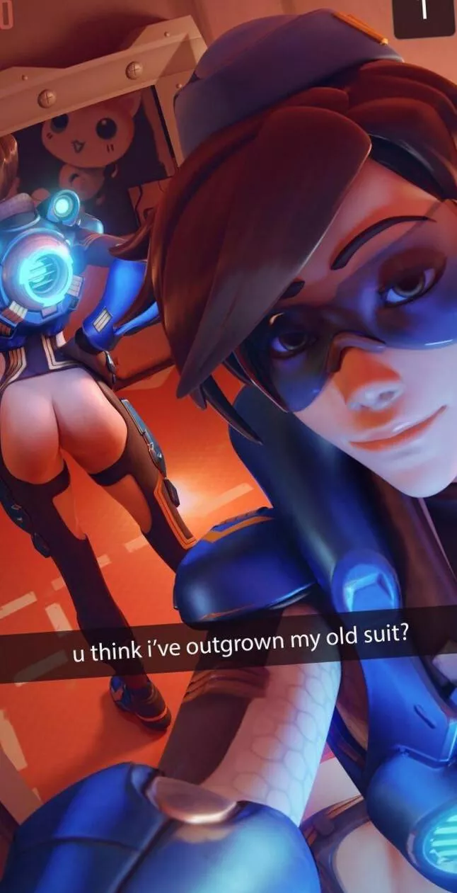 Tracer trying out her old suit (yeero)