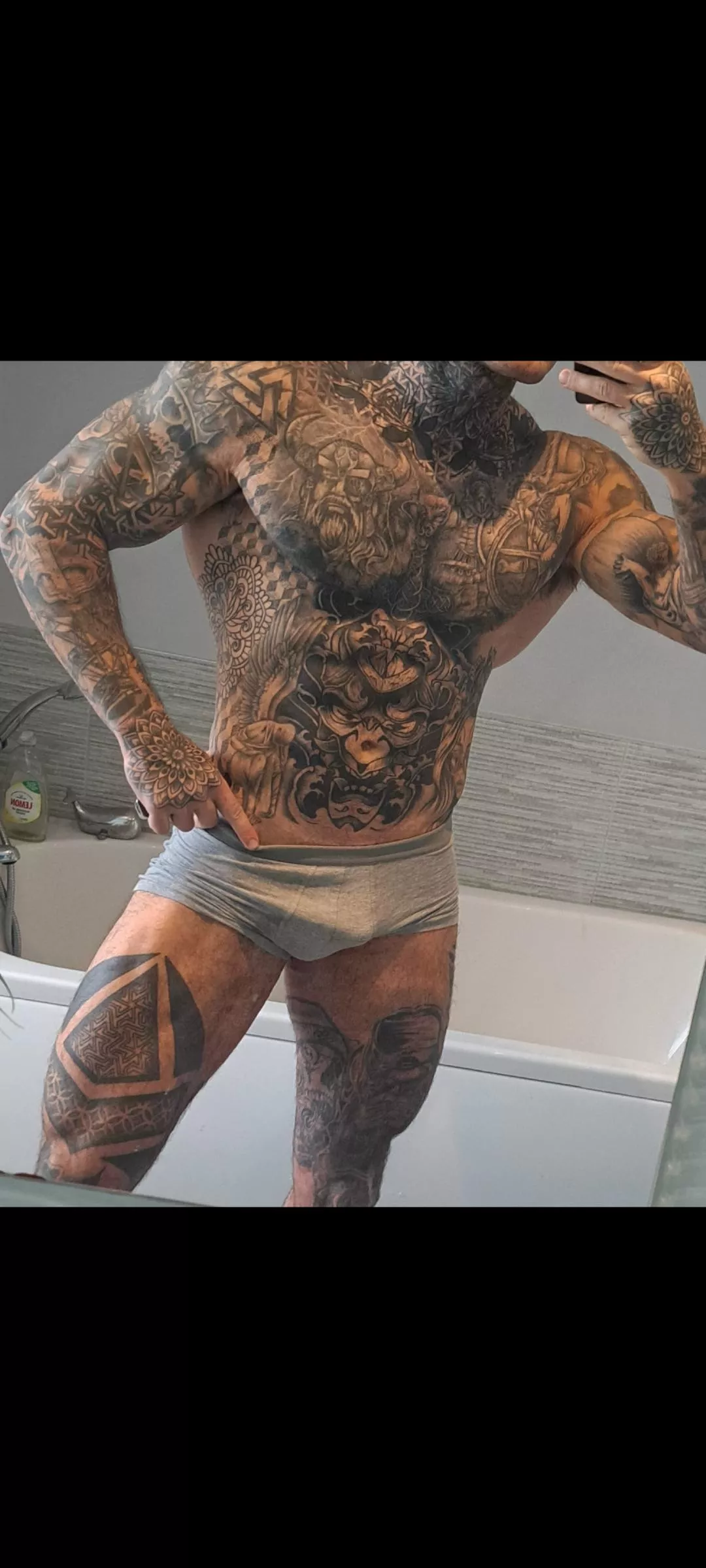 Who likes tattooed gym bros? ;)