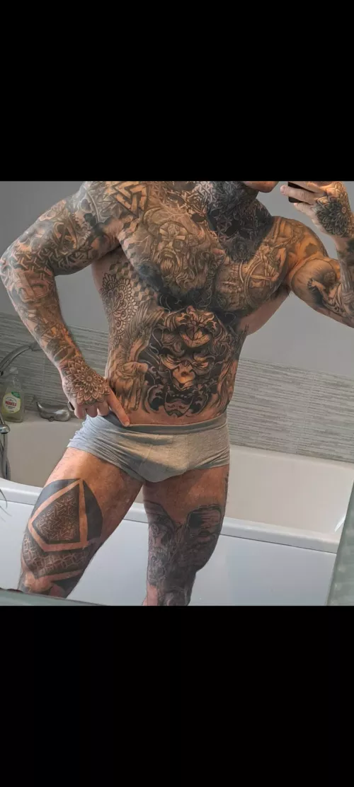 Who likes tattooed gym bros? ;)