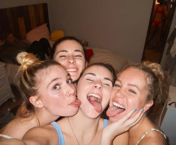 Who’s face are you blowing your load on and why? [4]