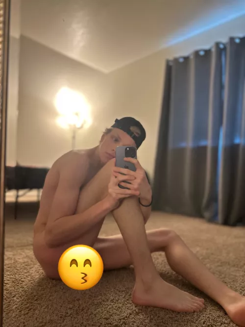 [18] i wish i wasn’t alone rn..