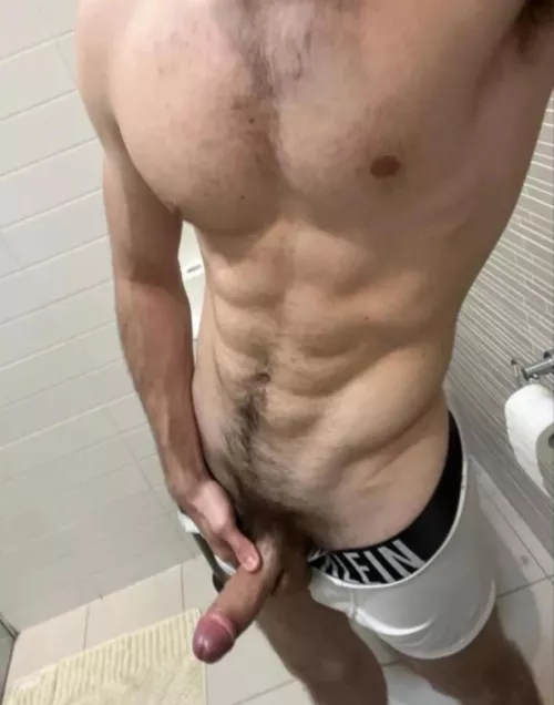 23M fit guy looking for muscly & fit jocks, hairy + HMU: benladvi