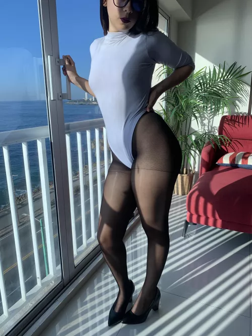 Can never go wrong with the pantyhose and heel combo