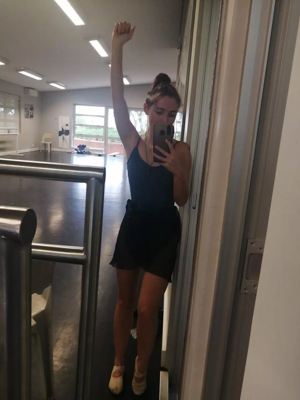 Embracing my cute armpit with a giggle. [18F]