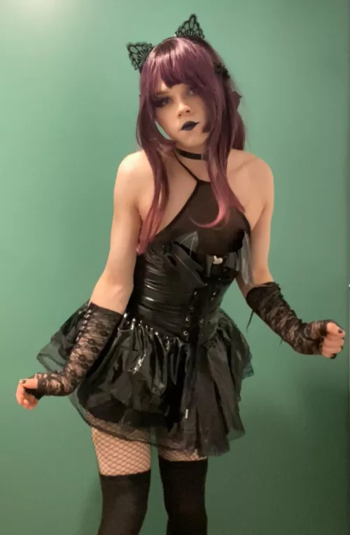 Felt cute in that mini dress🖤