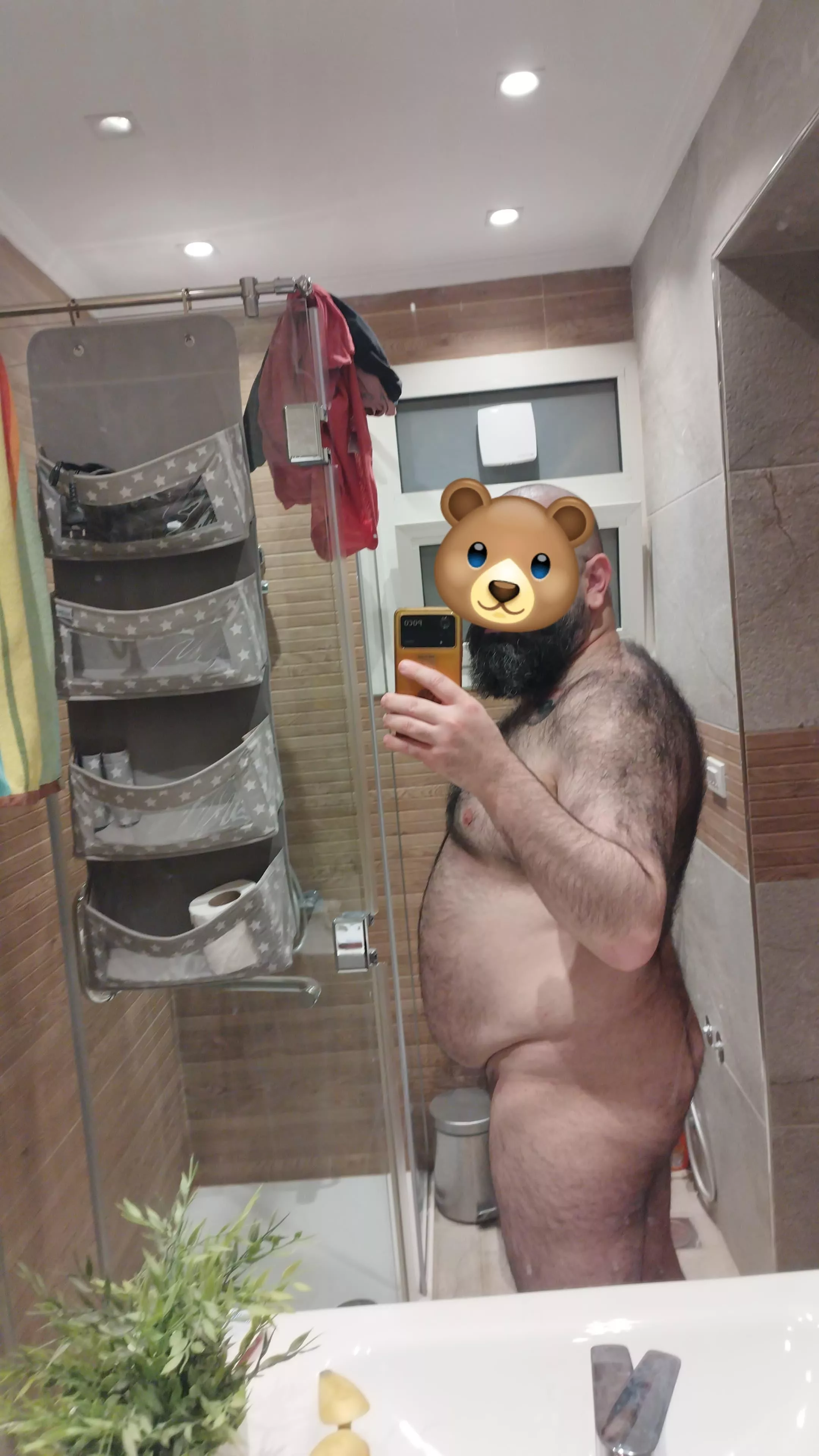 Hairy bear on vacation mode 🐻 